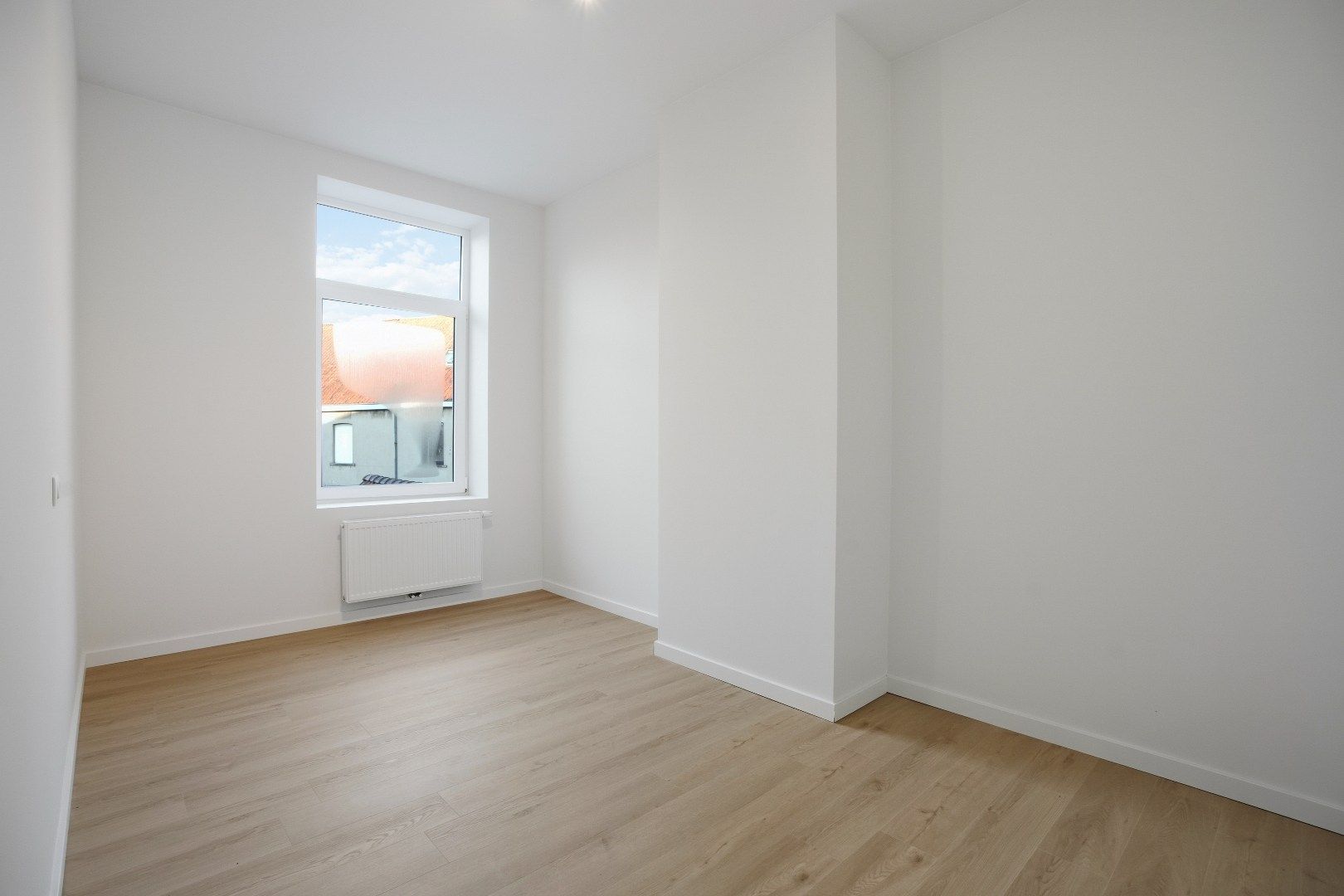 Grote woning, voorzien van vier kamers, twee badkamers, een uitweg,... foto 22