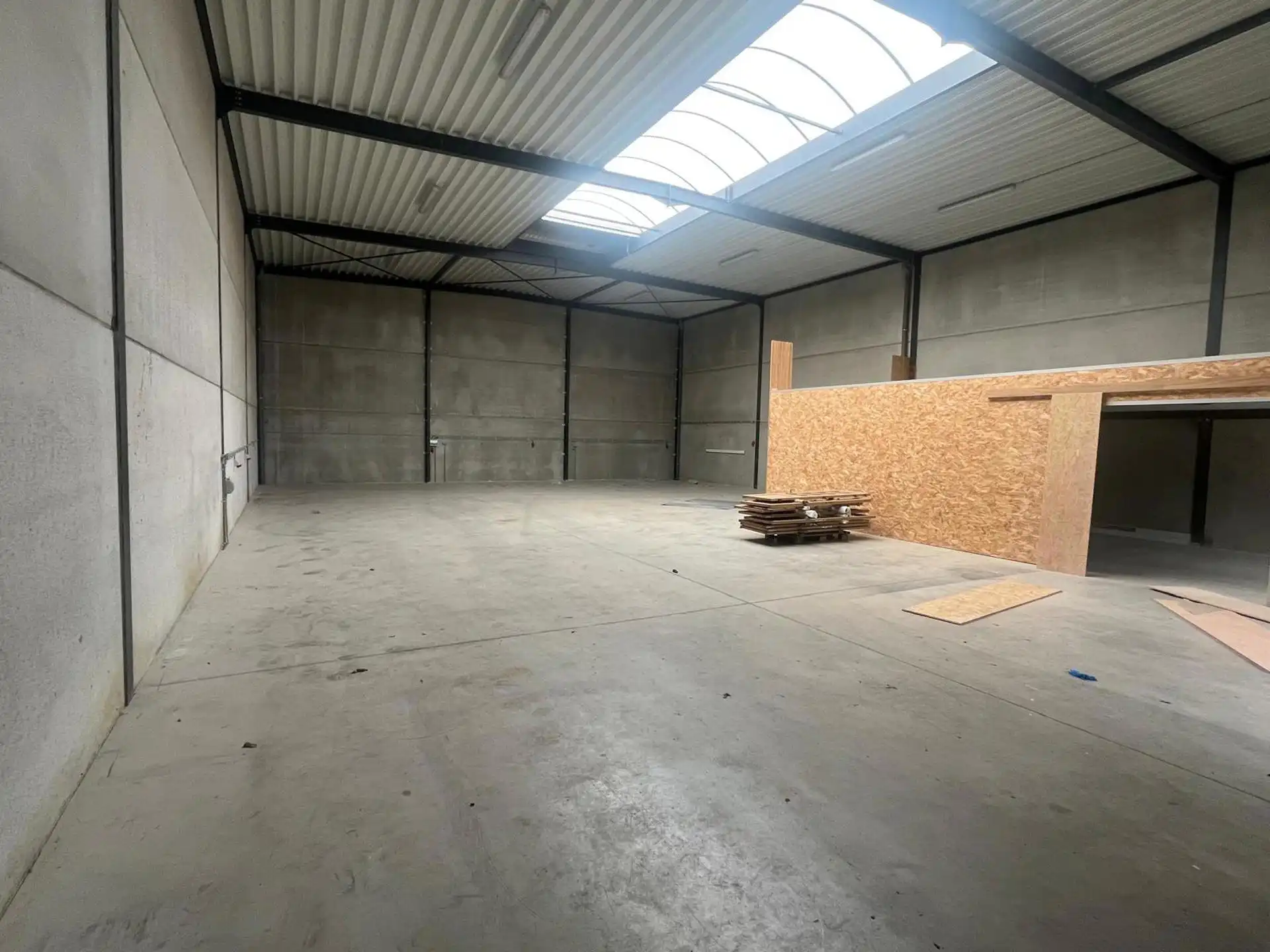 Magazijn 342m² met kantoor 54m² te Ranst foto 4