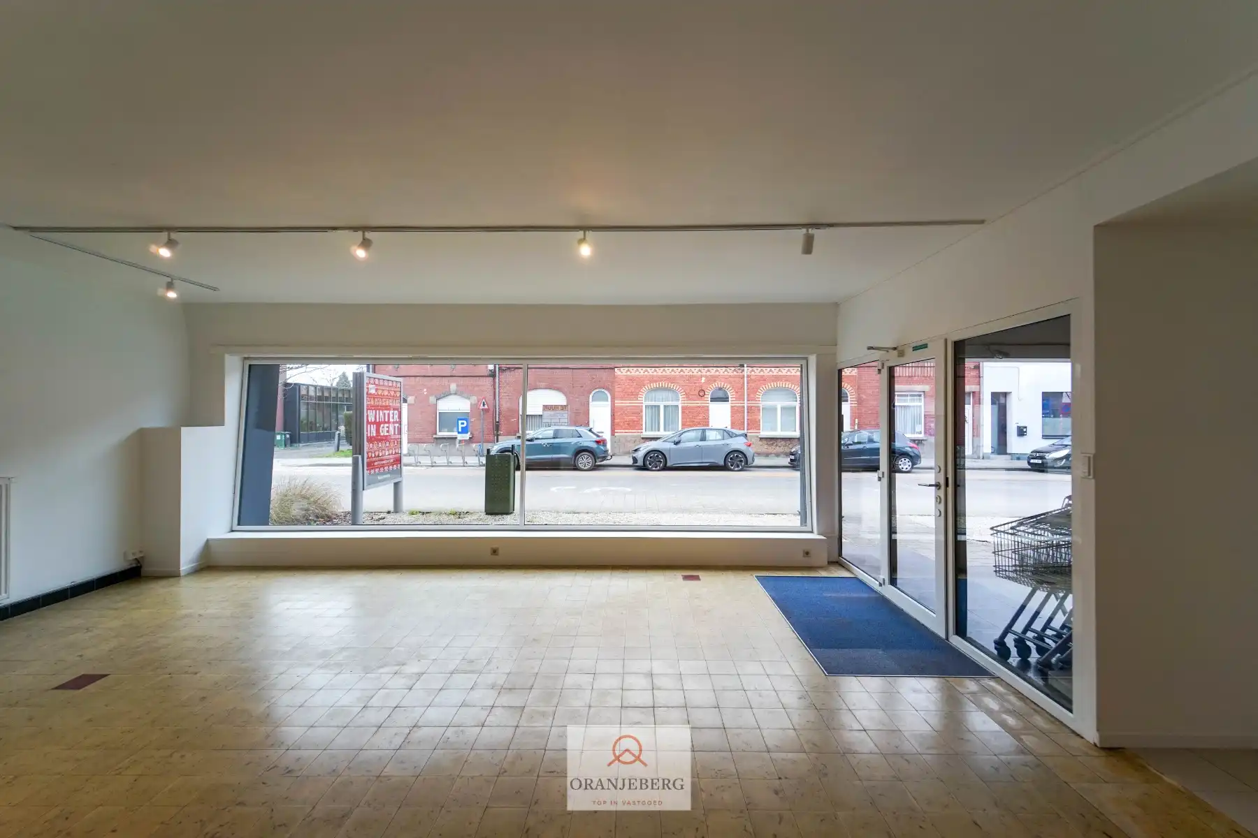 Ruim handelspand met meerdere ruimtes en parking te huur in centrum Drongen foto 3