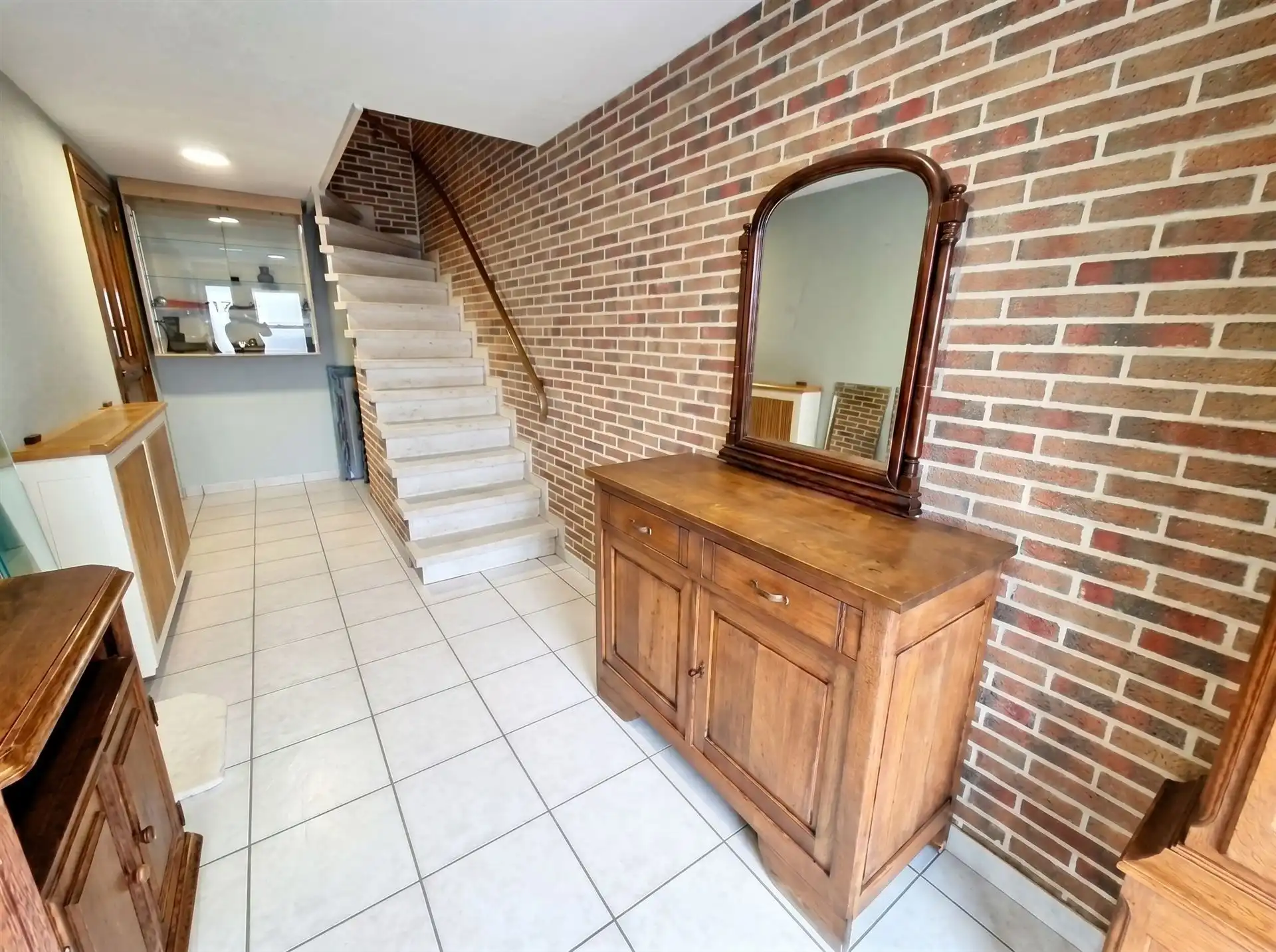 Instapklare, gerenoveerde bel-étage woning gelegen in een rustige doodlopende straat nabij het centrum van Kontich foto 7
