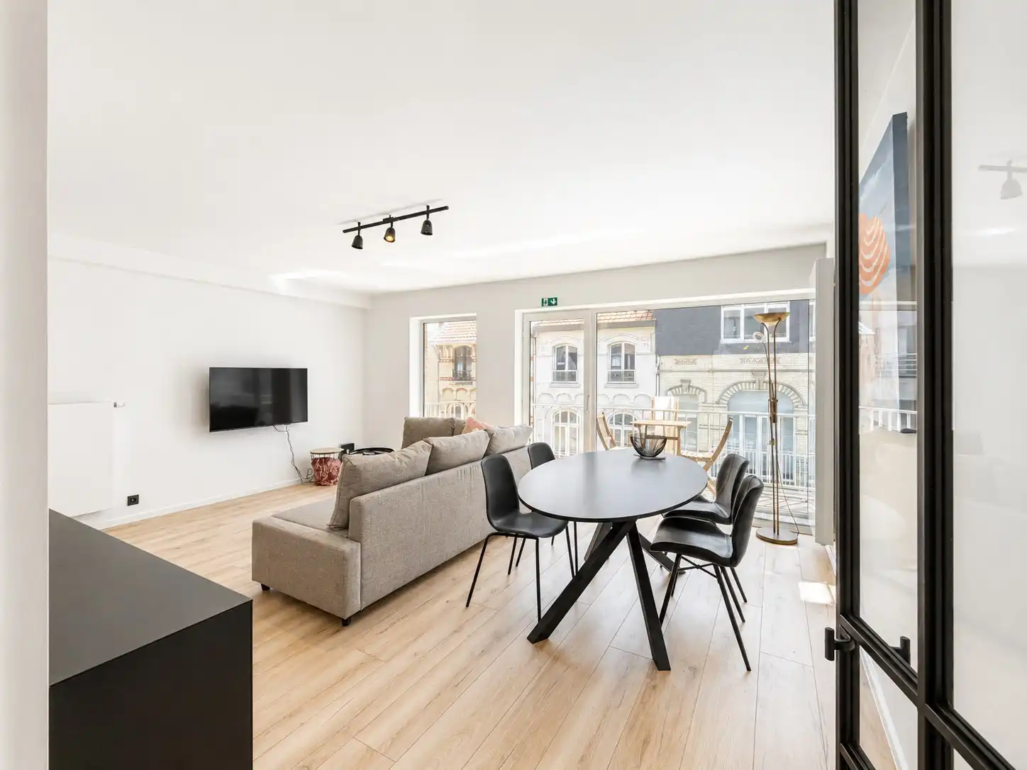 Instapklaar appartement net achter de Zeedijk van Heist foto {{pictureIndex}}