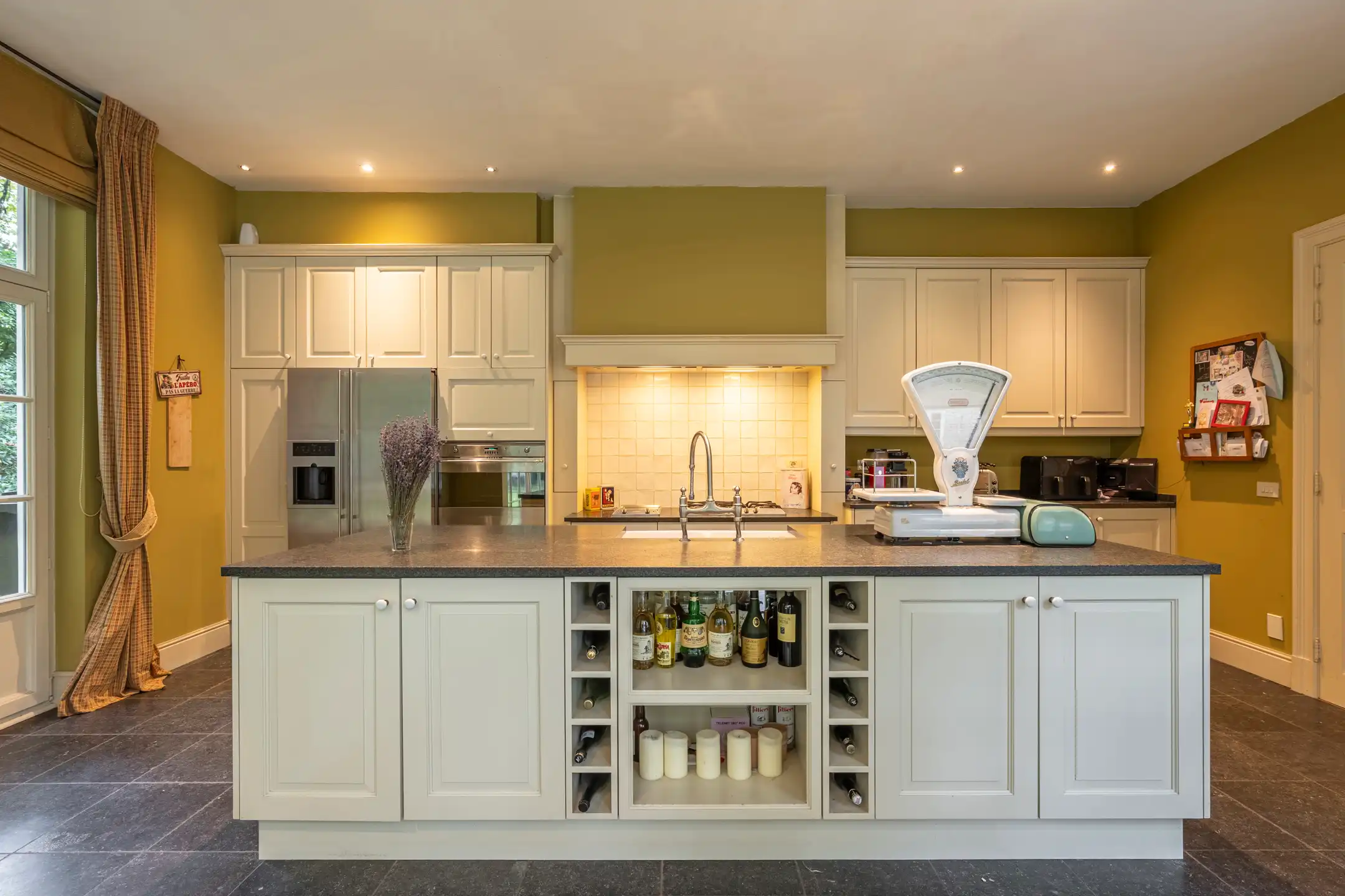 Ruime "manoir villa" gelegen in het gegeerde Hertebos te 's Gravenwezel. foto 9