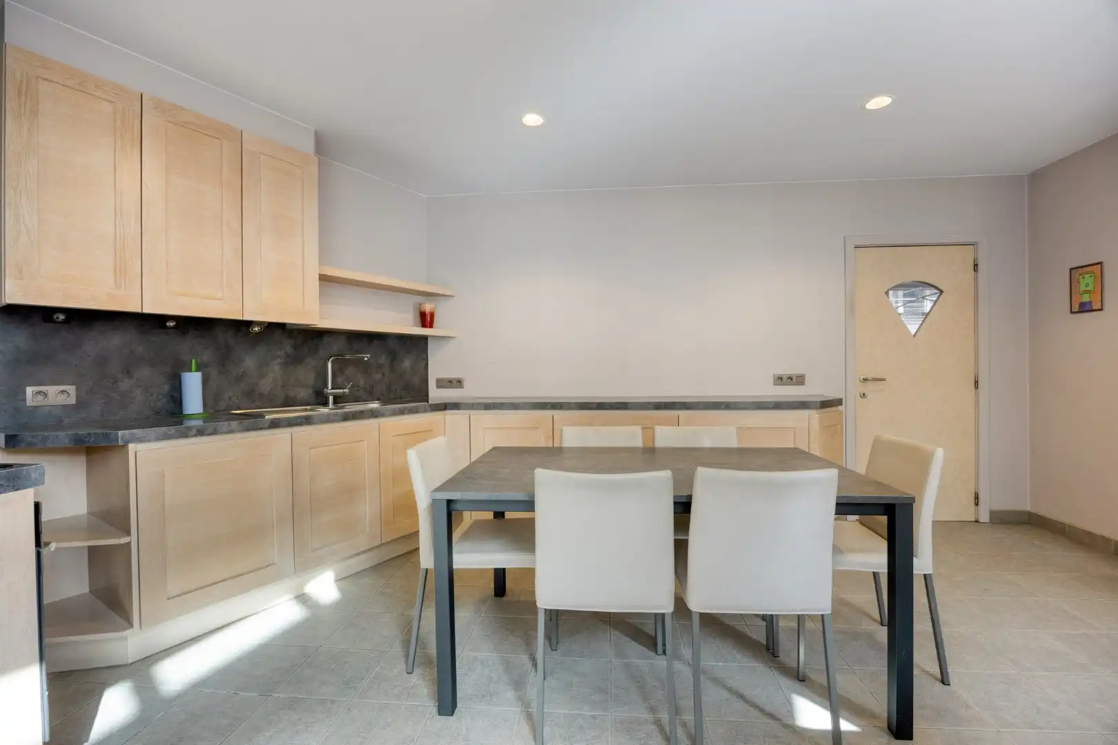 Goed gelegen handelspand met woonst! foto 9