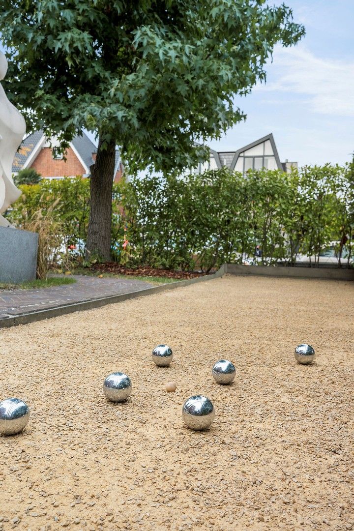 Prachtige karaktervolle, halfopen, robuuste én energiezuinige bel-étage van de jaren '50 met 4 slaapkamers, garage, kelderverdieping en paradijselijke tuin. foto 3