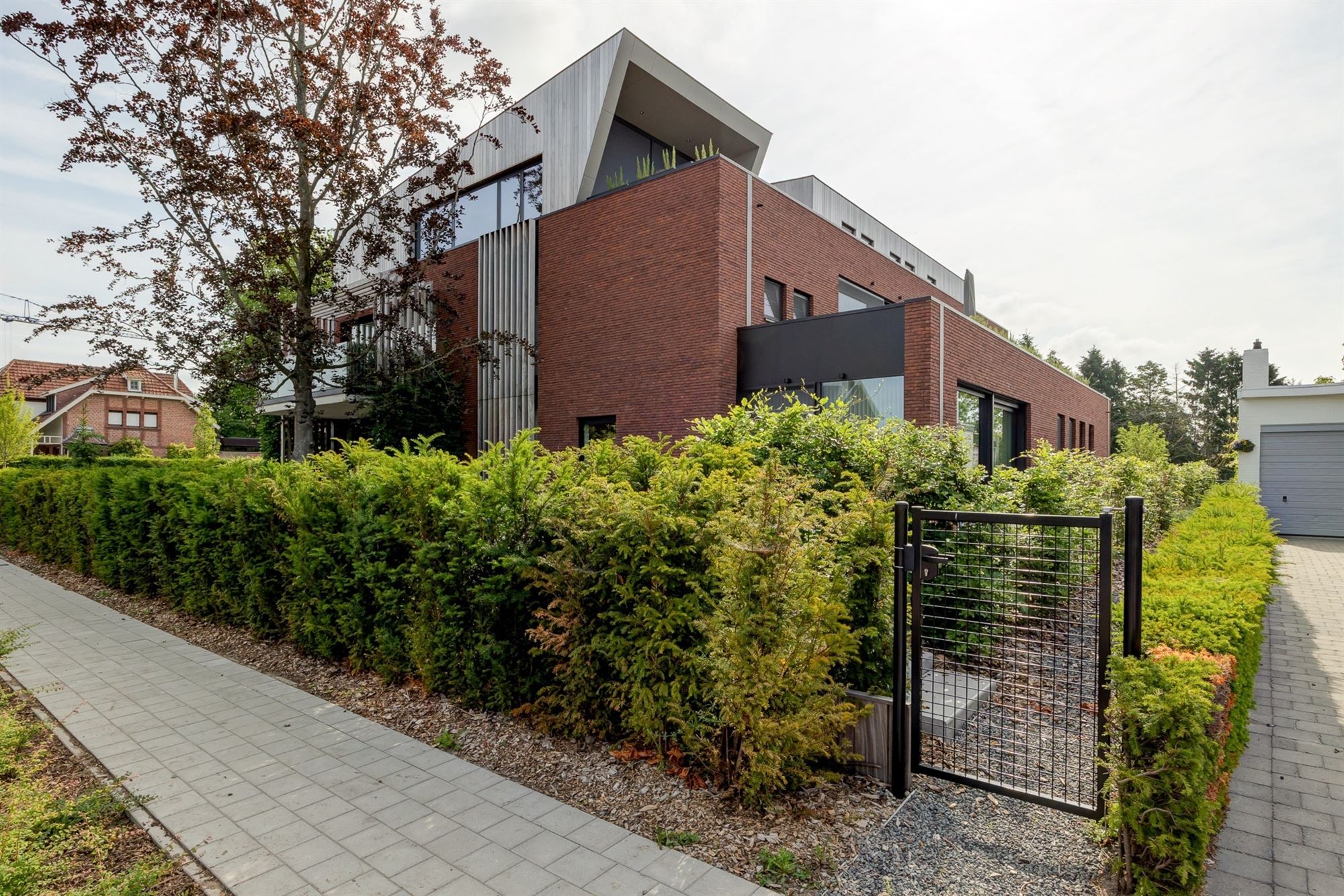 Lichtrijk en luxueus appartement met omvattende tuin foto 35