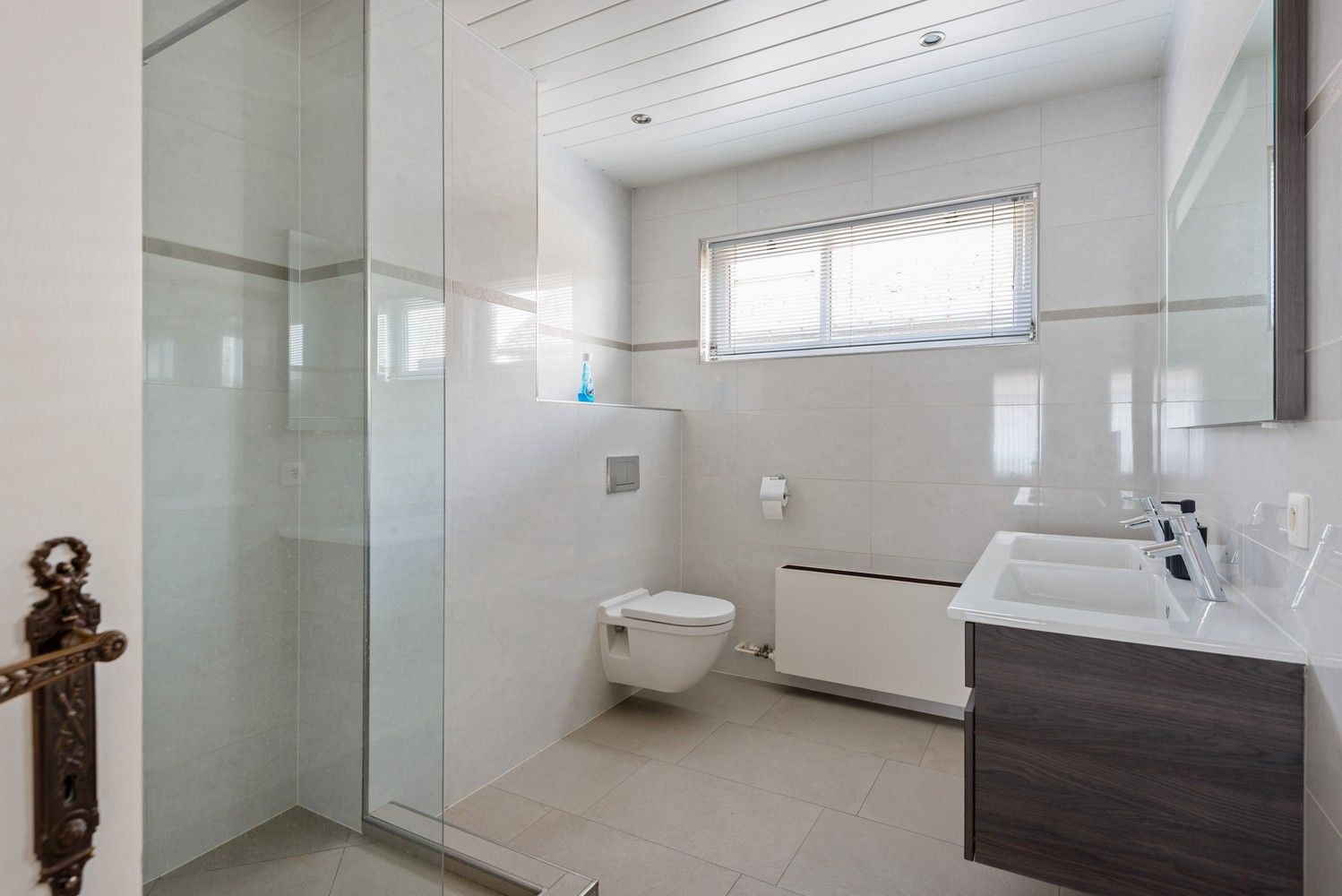 Ruime woning met prachtig onderhouden tuin met verzicht over de velden foto 17