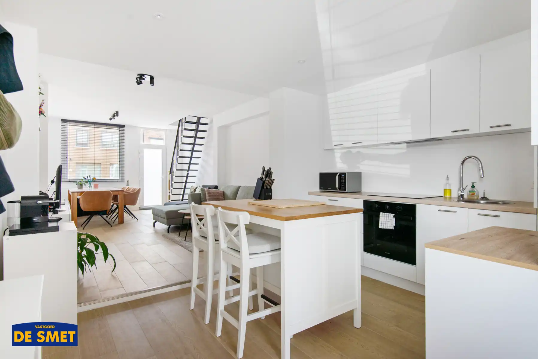 Volledig vernieuwde halfopen bebouwing met koer en garage foto 8
