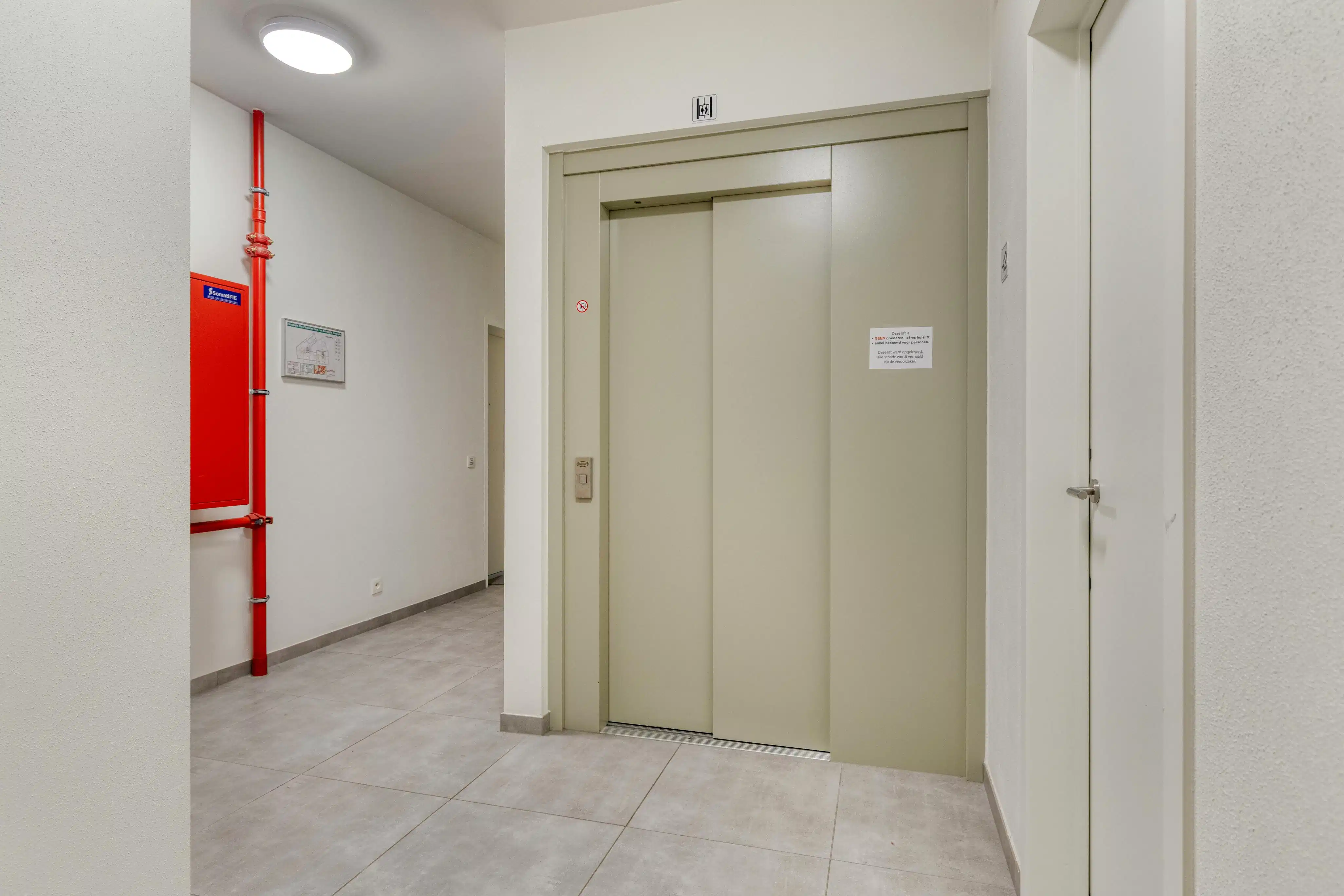 Recent en lichtrijk appartement met zuidgericht terras in hartje Poperinge foto 3