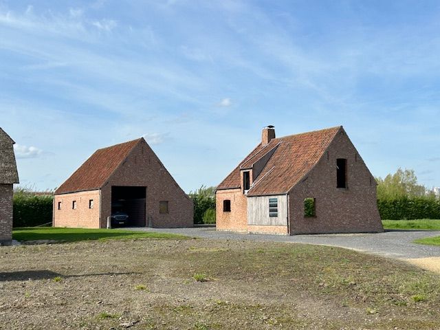 Nieuwbouwhoeve met bijgebouwen foto 13