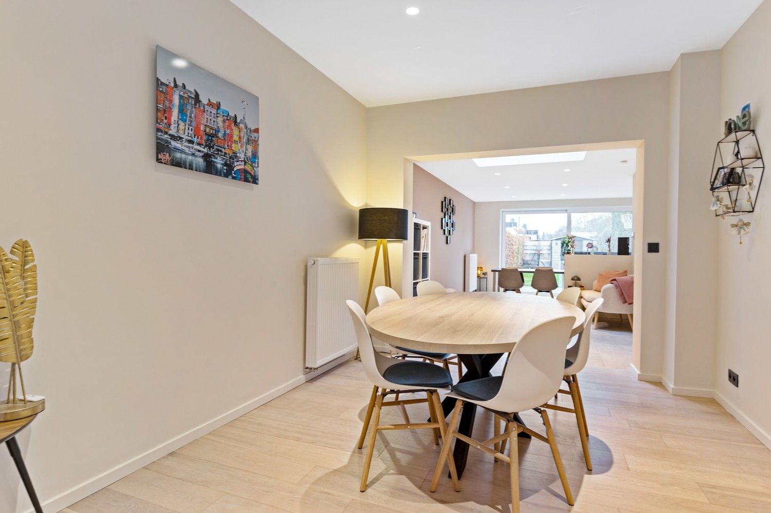 Instapklare, volledig gerenoveerde woning met uitstekende ligging in Schoten foto {{pictureIndex}}