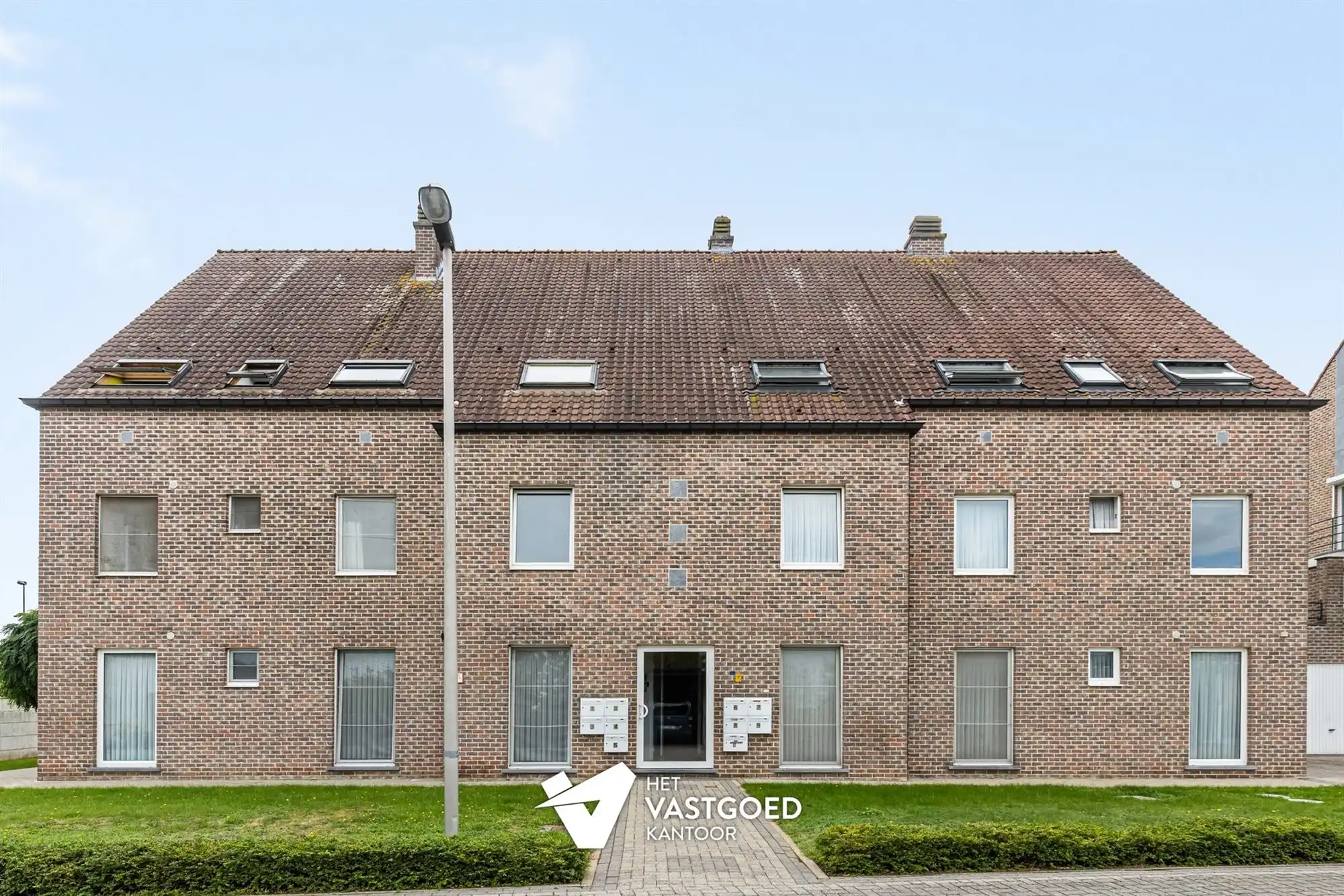RUIM GELIJKVLOERS 2 SLAAPKAMER APPARTEMENT MET OVERDEKTE AUTOSTAANPLAATS IN BERINGEN CENTRUM foto 23