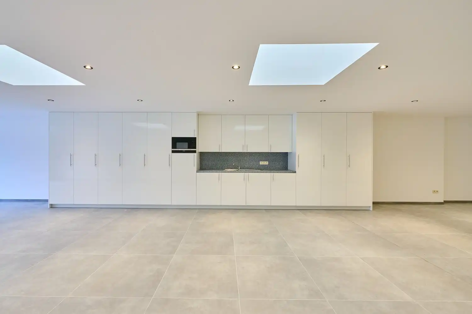 Gunstig gelegen heel ruim, fraai afgewerkte, handelsruimte foto 8