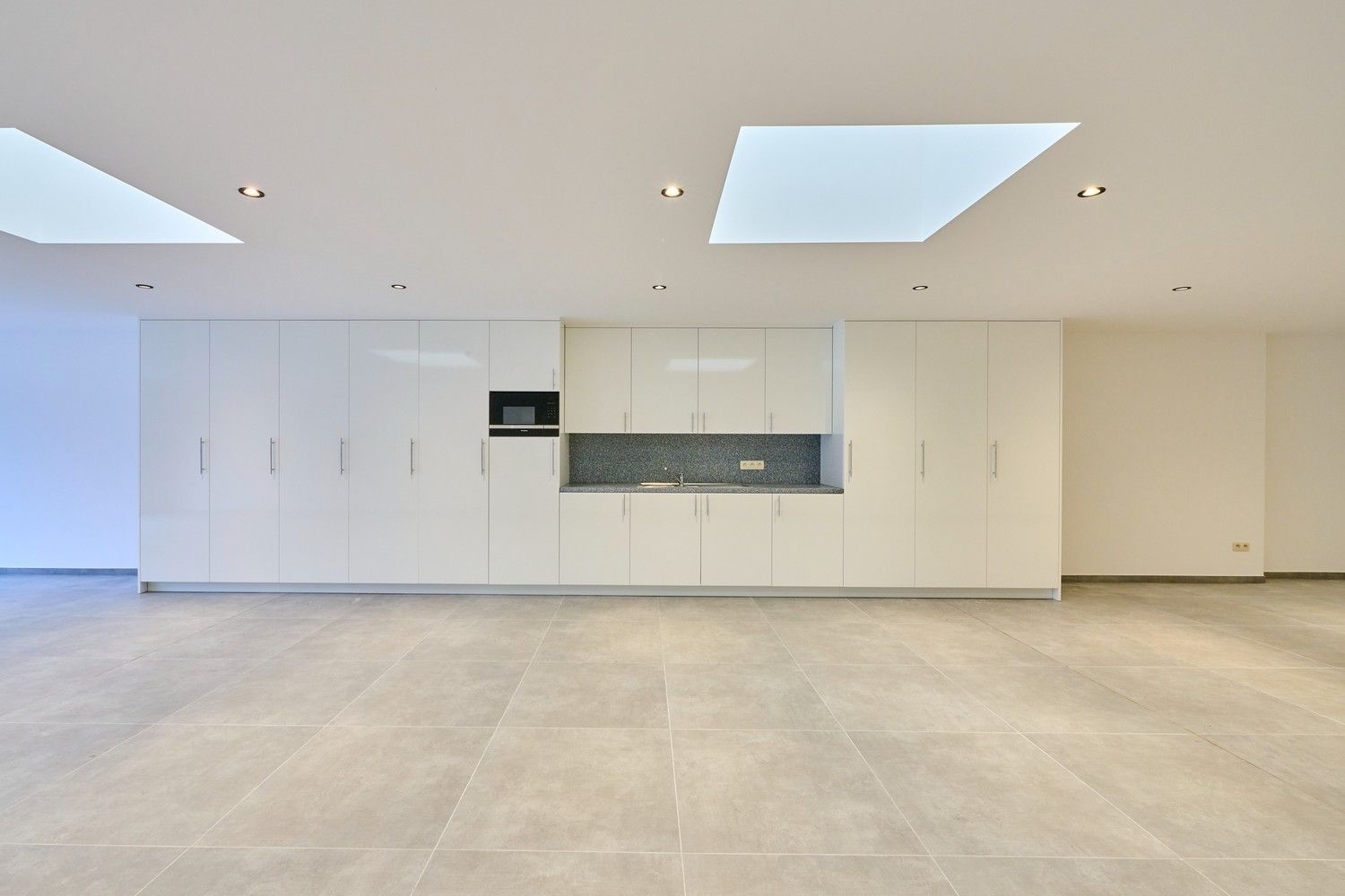 Gunstig gelegen heel ruim, fraai afgewerkte, handelsruimte met afzonderlijk toegankelijke woonstgelegenheid (triplex appartement) foto 8