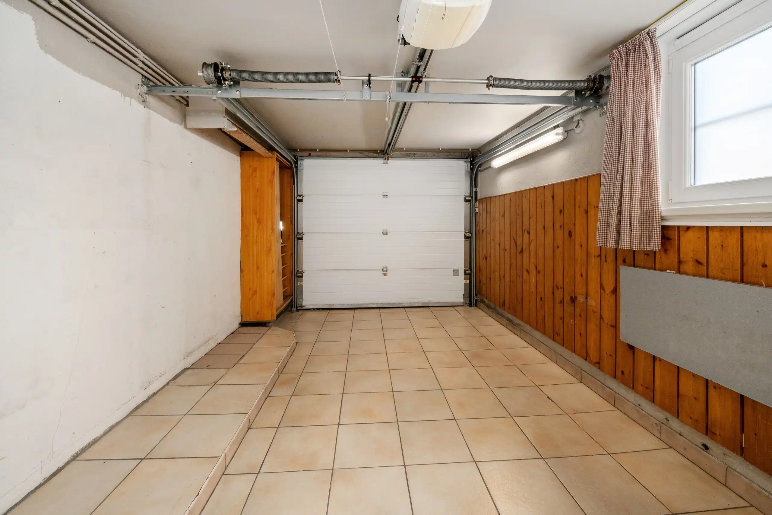 Op te frissen rijwoning op 197m2 in een centraal gelegen buurt foto 13