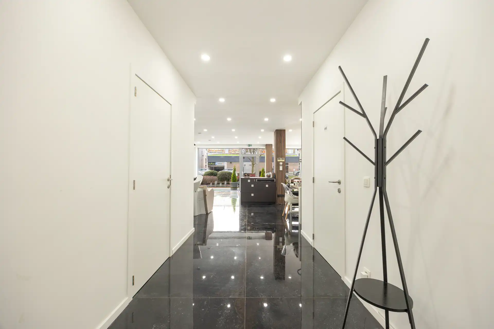 Volledig gerenoveerd beautysalon/kapsalon met 2 parkings foto 9