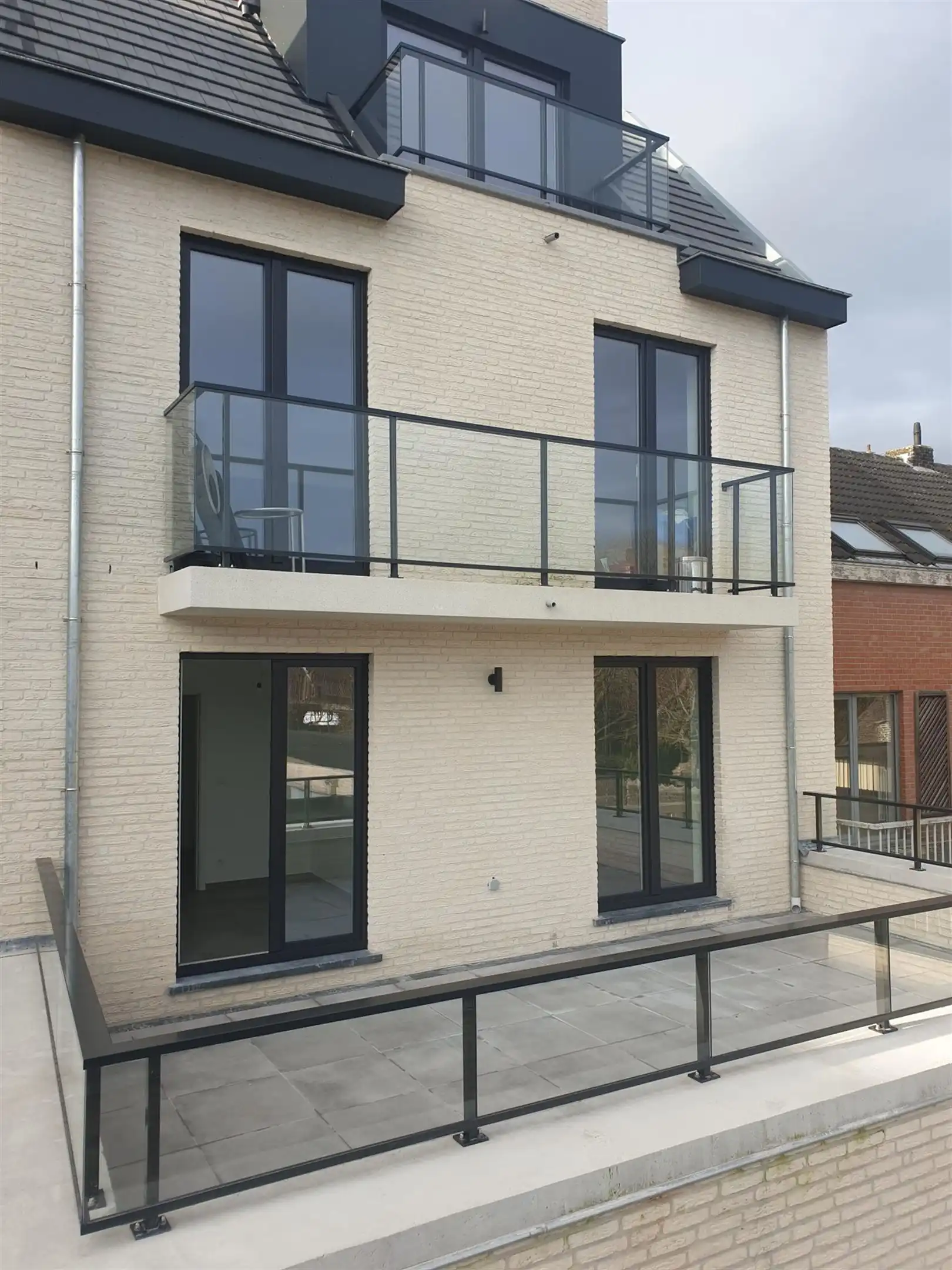 VOLLEDIG OPGESCHILDERD NIEUWBOUWAPPARTEMENT MET TWEE SLAAPKAMERS EN TWEE TERRASSEN foto 2