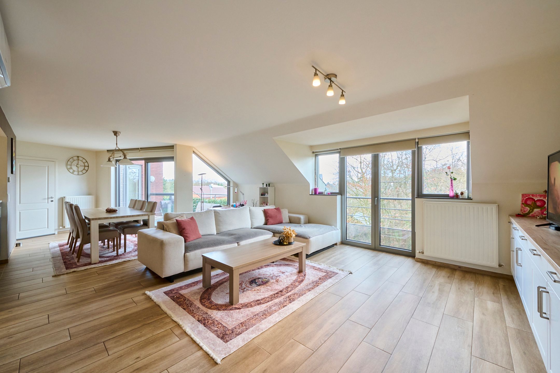 Instapklaar appartement + parking + berging - centrum Zolder foto {{pictureIndex}}