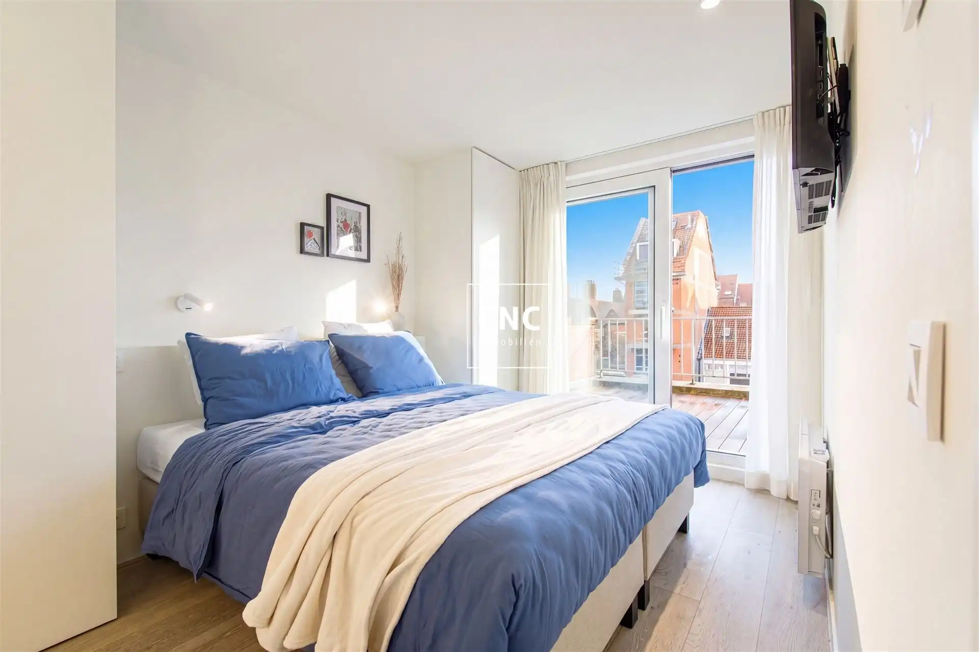 Gerenoveerde penthouse met grote terrassen nabij de zeedijk foto 13