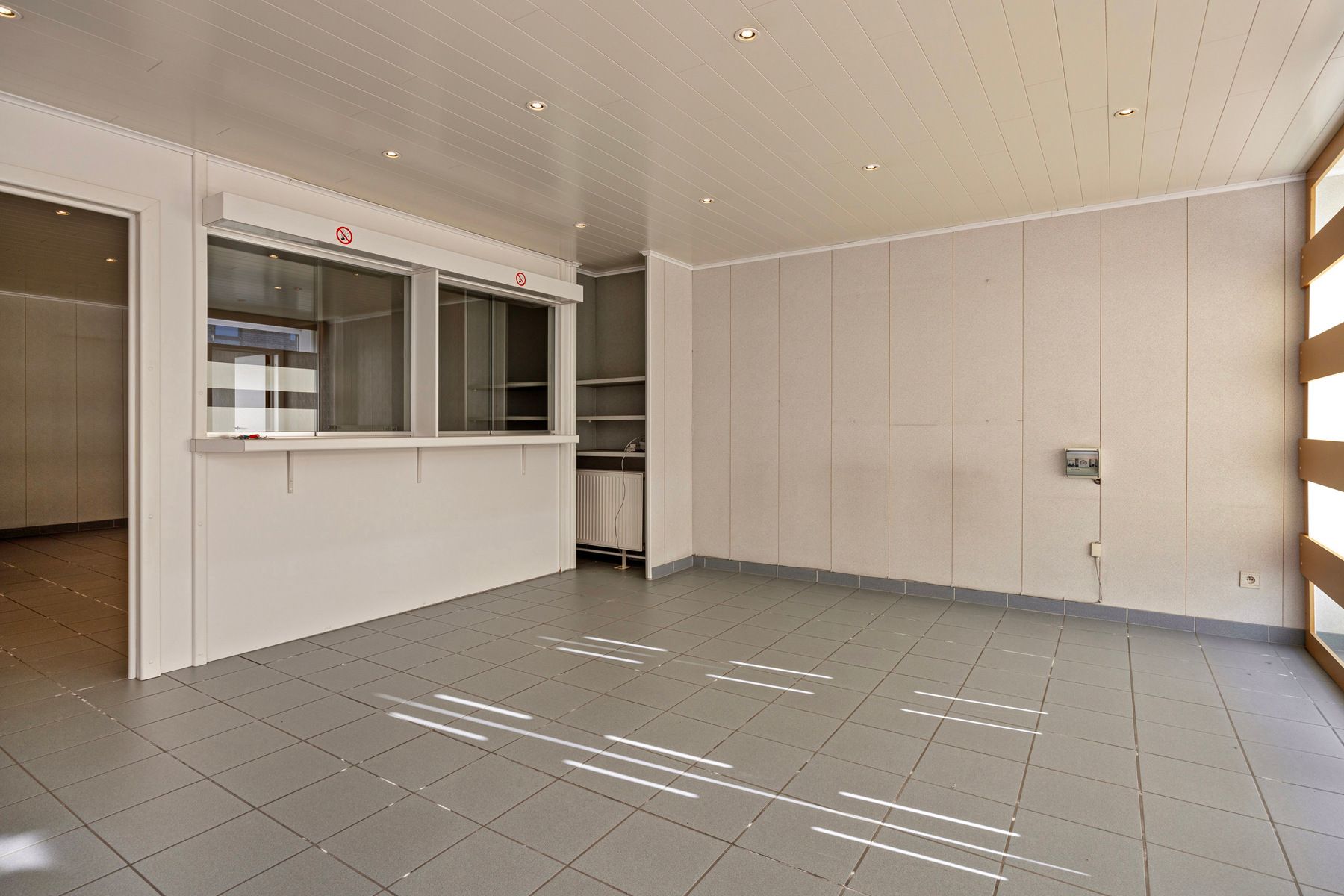 Handelshuis, ingedeeld als commerciële ruimte + appartement foto 2