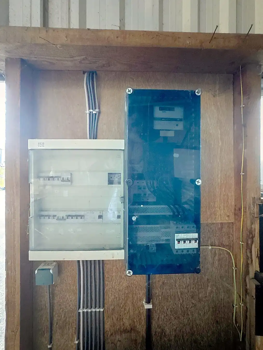 Instapklaar MAGAZIJN (210m²) met verharde KOER te huur in Moerkerke (Damme) foto 6