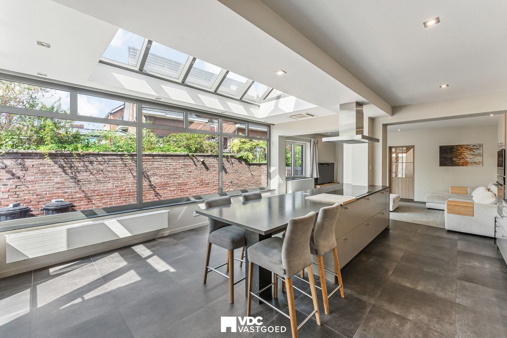 Energiezuinige woning met 5 slaapkamers, 20 zonnepanelen, garage en zuidgerichte tuin aan natuurreservaat Kevie foto {{pictureIndex}}