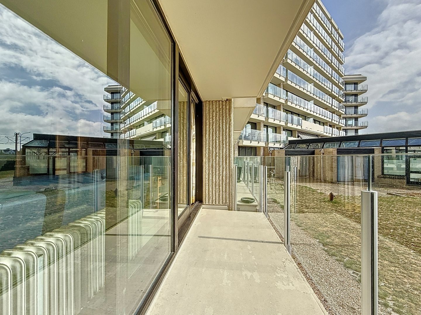 Op te frissen appartement type doorloper met 3 slaapkamers te Nieuwpoort-Bad met zicht op de duinen foto 2
