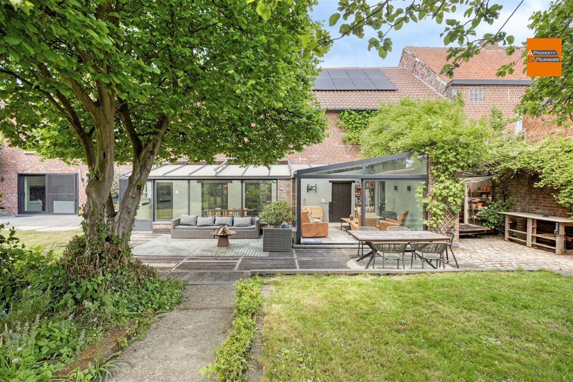 Eigendom met karakter en ruimte, 4 slaapkamers en  prachtige tuin foto 32