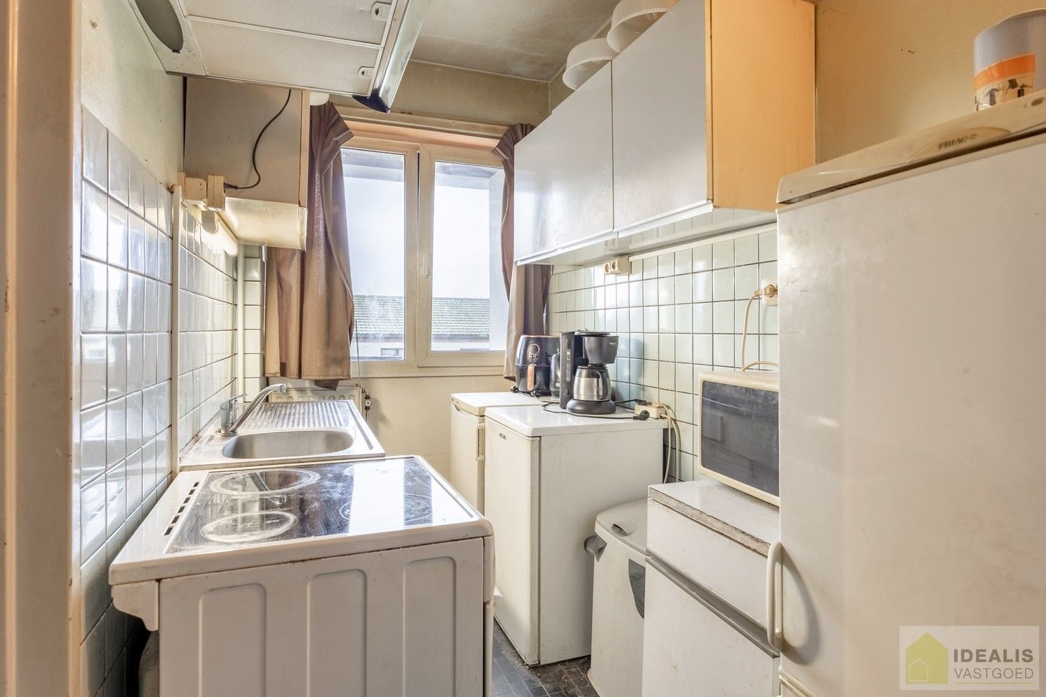 IDEALIS VASTGOED - CENTRAAL GELEGEN 2-SLPKMR APPARTEMENT IN HET CENTRUM VAN LEOPOLDSBURG! – Correct onderhouden appartement op de derde verdieping (+-88m²) met een aangename leefruimte, aparte keuken, 2 slaapkamers, badkamer en apart toilet. Het appartement beschikt tevens over een lift en een privatieve kelder. Geschikt voor zij die zoeken naar betaalbaar wonen in het centrum van Leopoldsburg. foto 6
