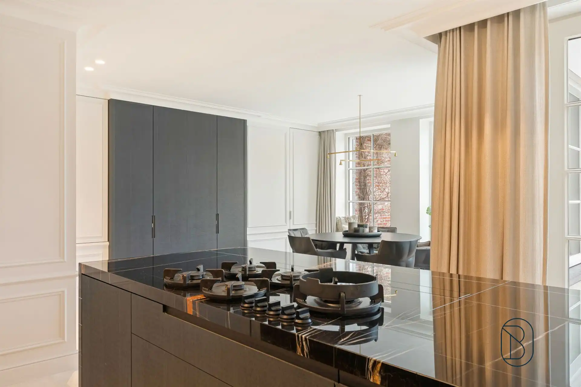 Prachtig afgewerkte franse villa met bijgebouw en zwembad foto 26