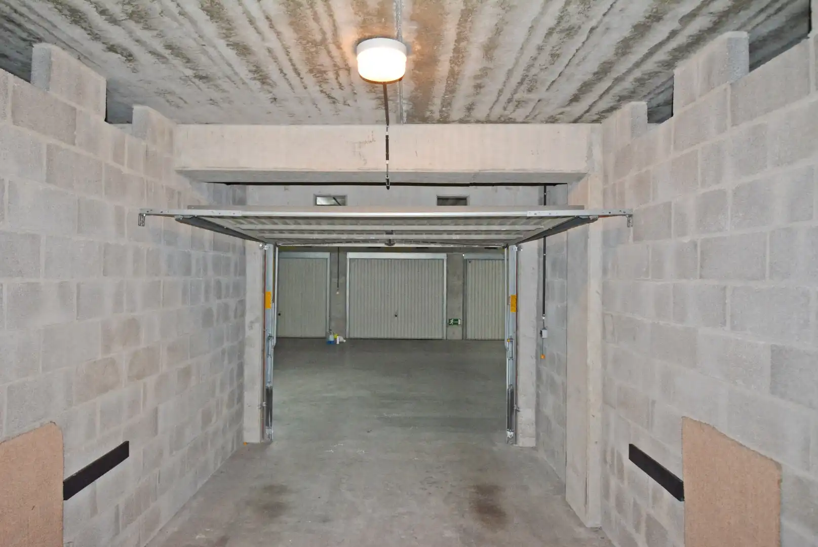 Gesloten garagebox vlakbij de Lippenslaan. foto 2