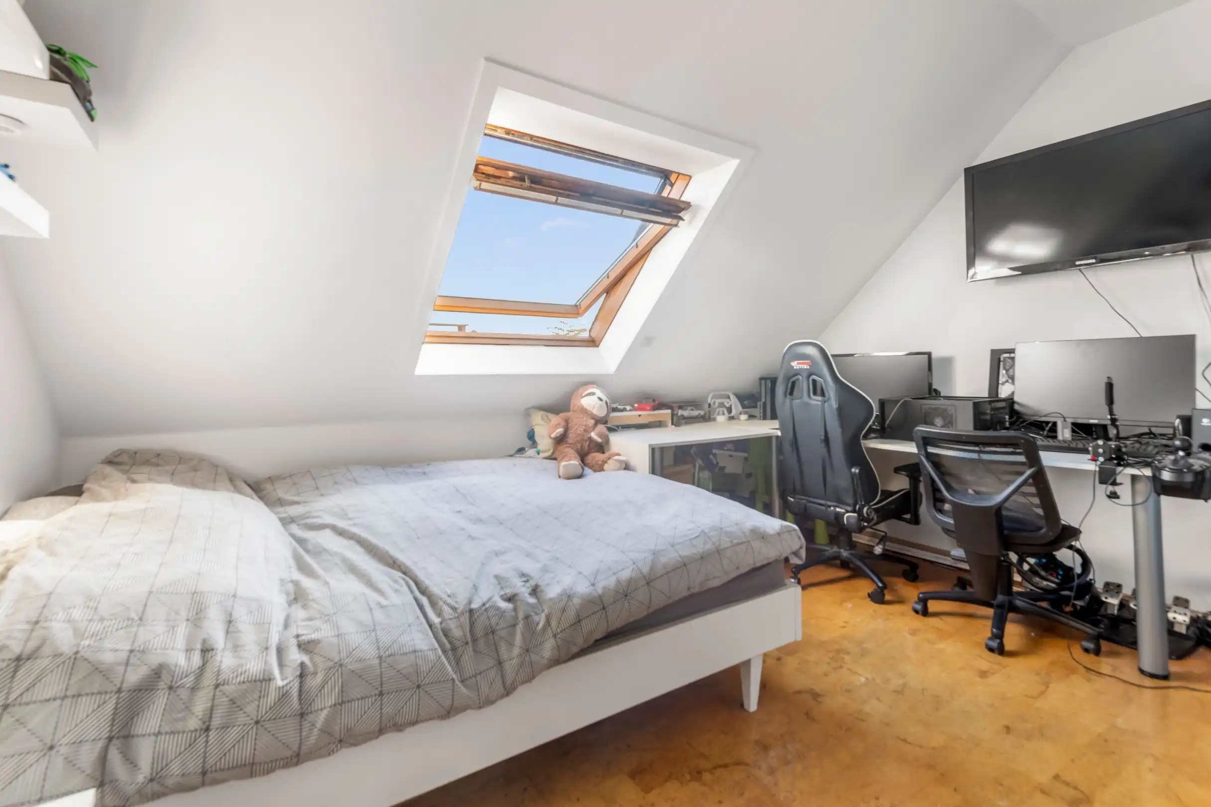 Ruime Bel-étage woning gelegen in het centrum van Knokke met garage/loods van 135m² foto 16