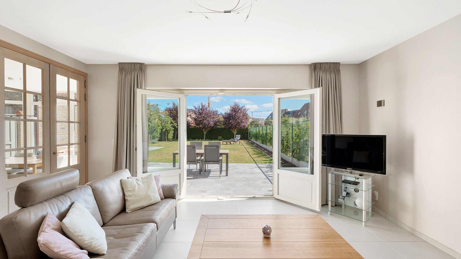 Bijzonder groot en goed onderhouden halfopen villa foto 7