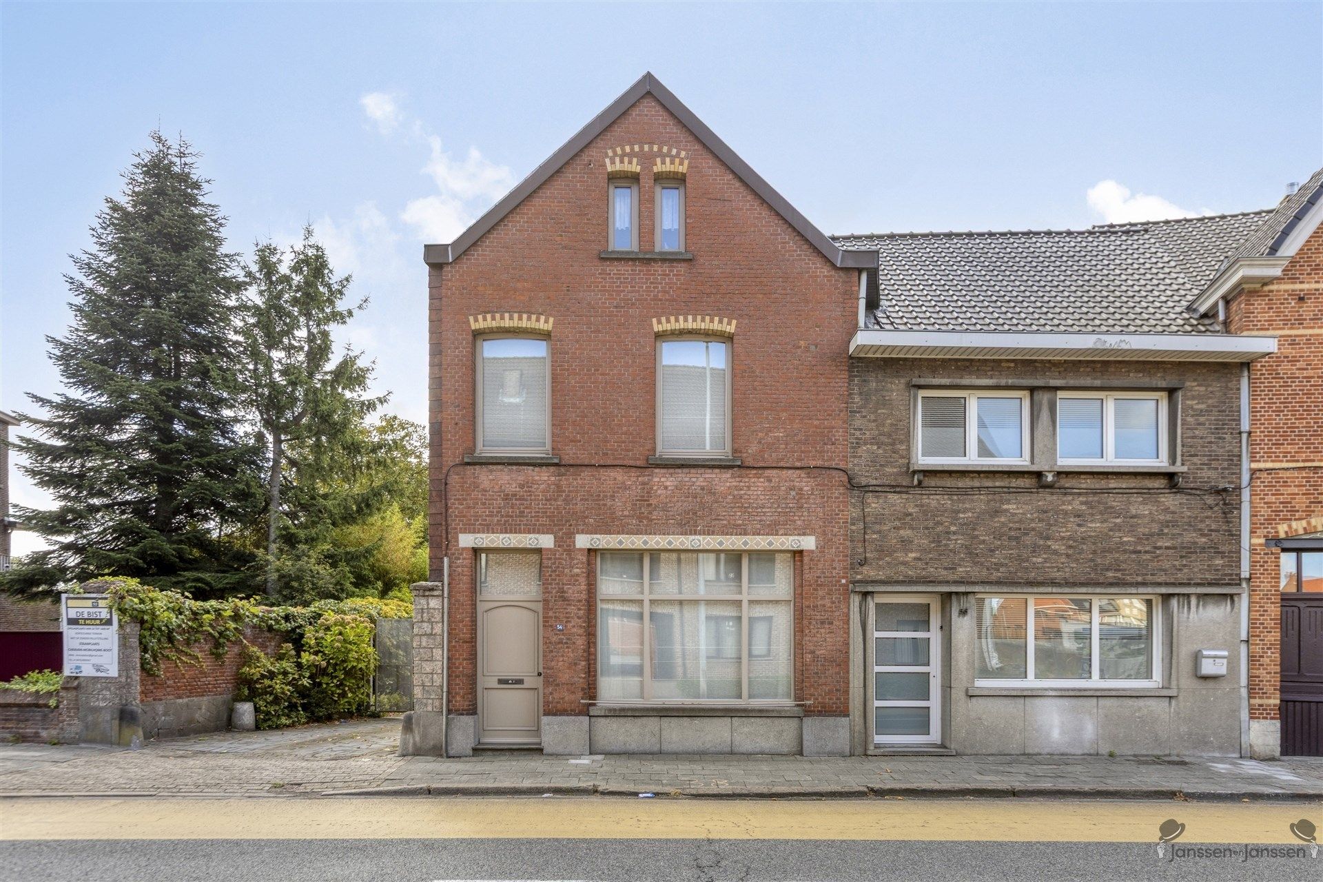 Instapklare halfopen bebouwing met zuidgericht dakterras in Mol foto {{pictureIndex}}