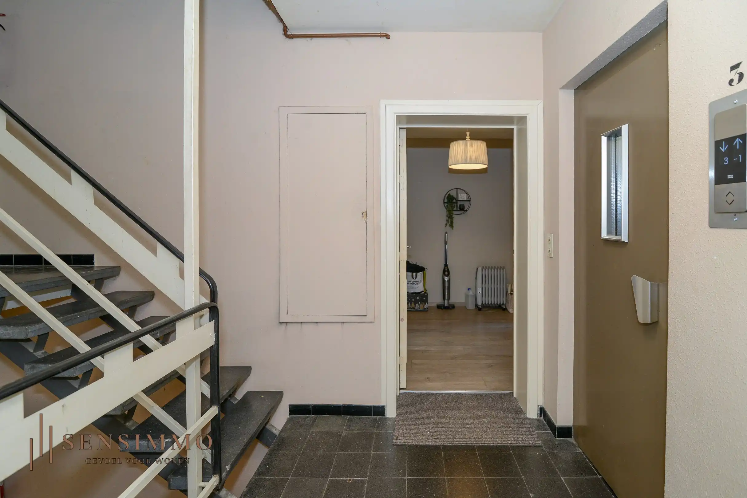 Gerenoveerd 3 slaapkamer appartement met kelderberging vlakbij Genk centrum! foto 19