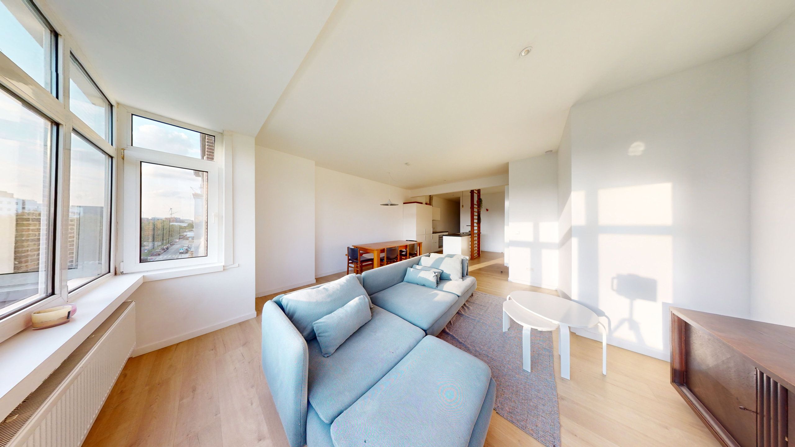 Gemeubeld zonnig appartement met twee slaapkamers foto {{pictureIndex}}