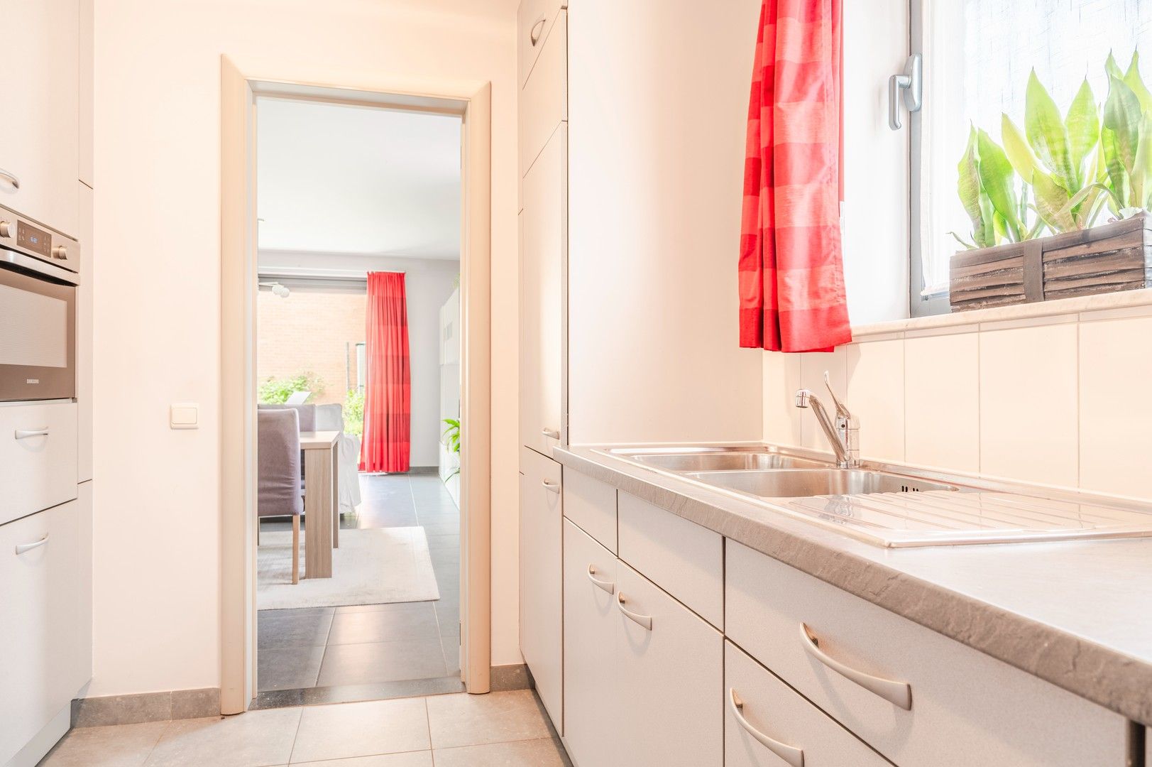 Gelijkvloers appartement + tuin en garagebox te Burcht! foto 6