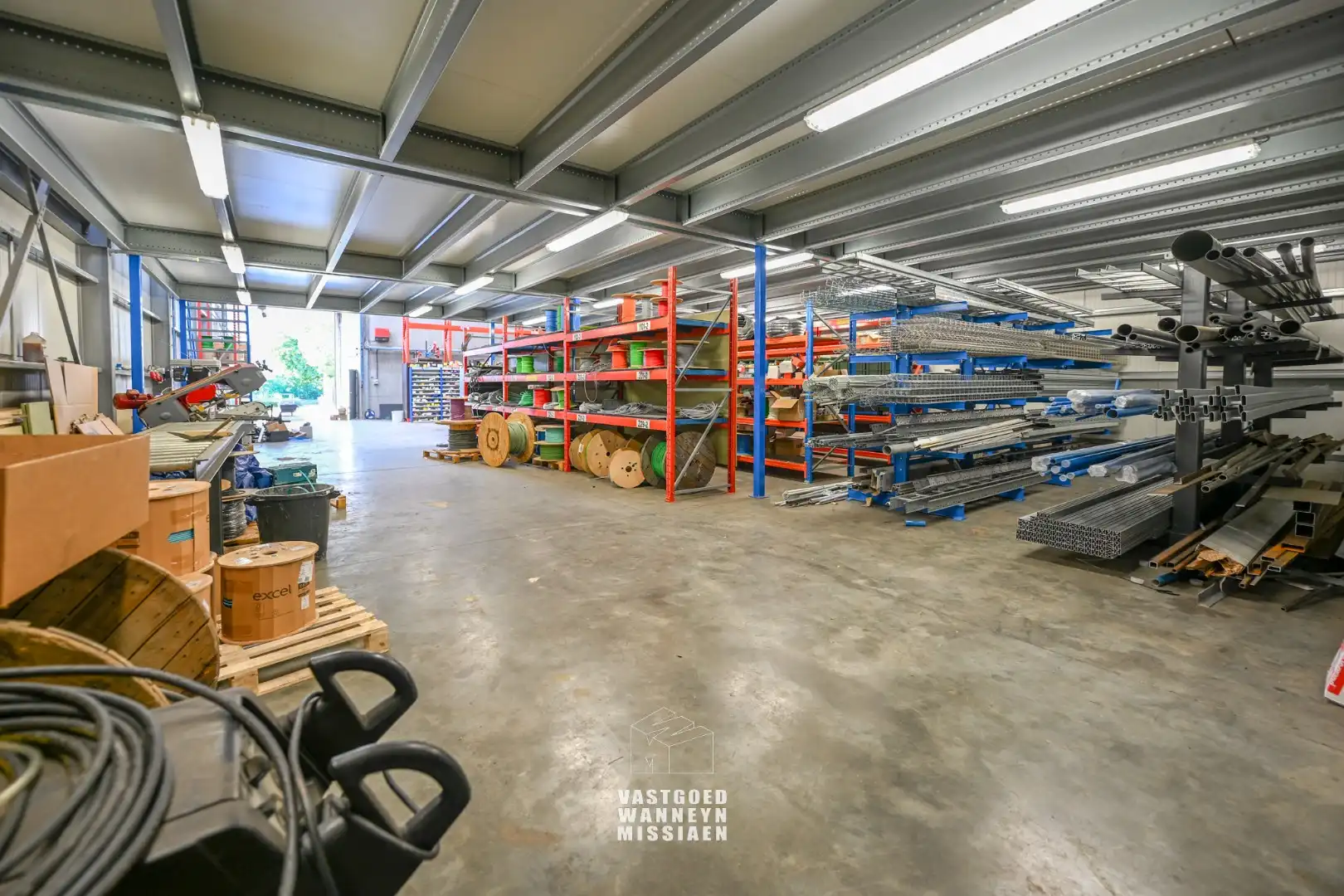 Loods met laadkade, geïntegreerd kantoor en conciërgewoning op 1124 m² foto 10