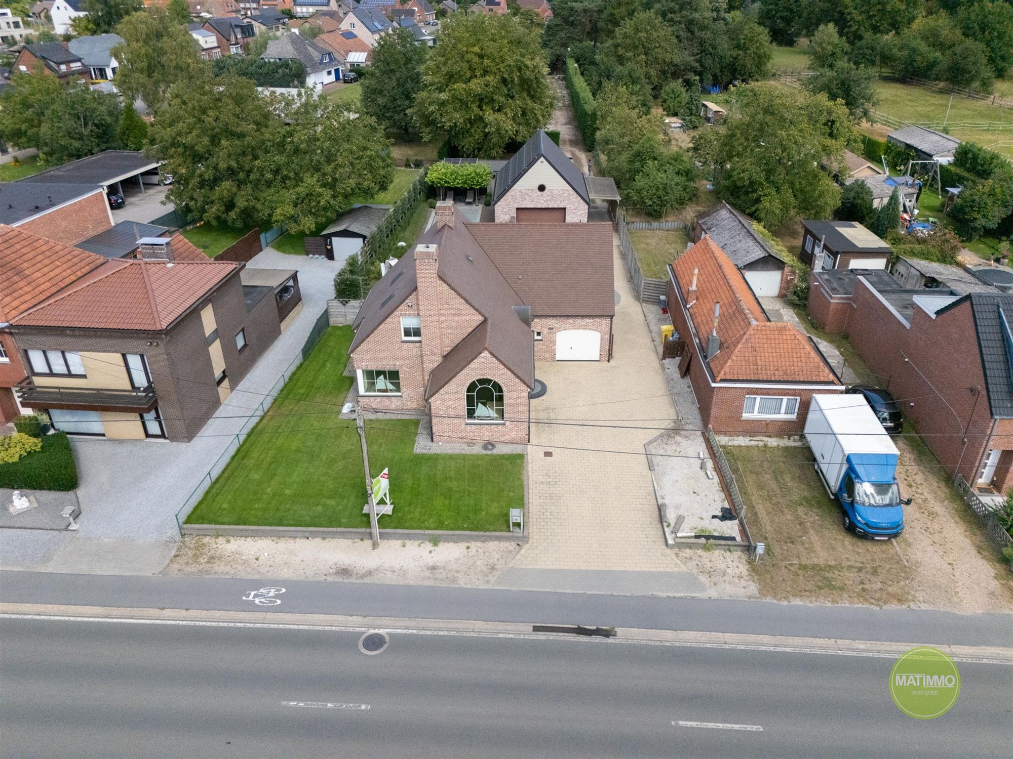 Instapklare gezinswoning met magazijn, zwembad en poolhouse  foto 42