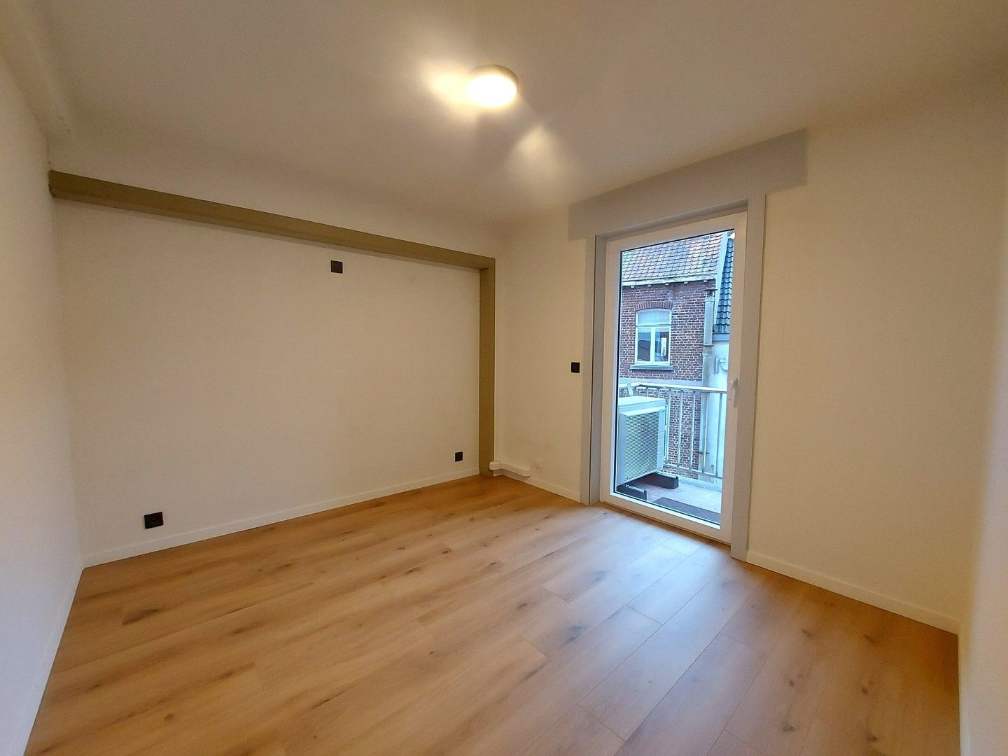 Totaal gerenoveerd appartement met 1 slaapkamer met zicht op de Leie ! foto 6