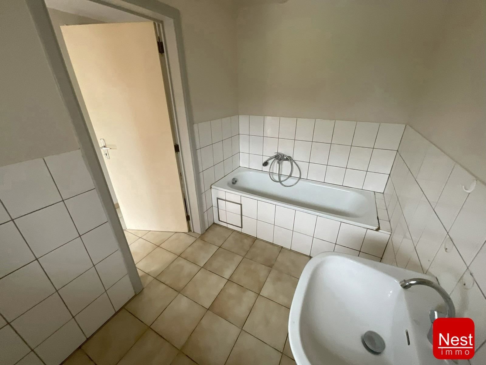 Te renoveren woning met groot potentieel foto 9