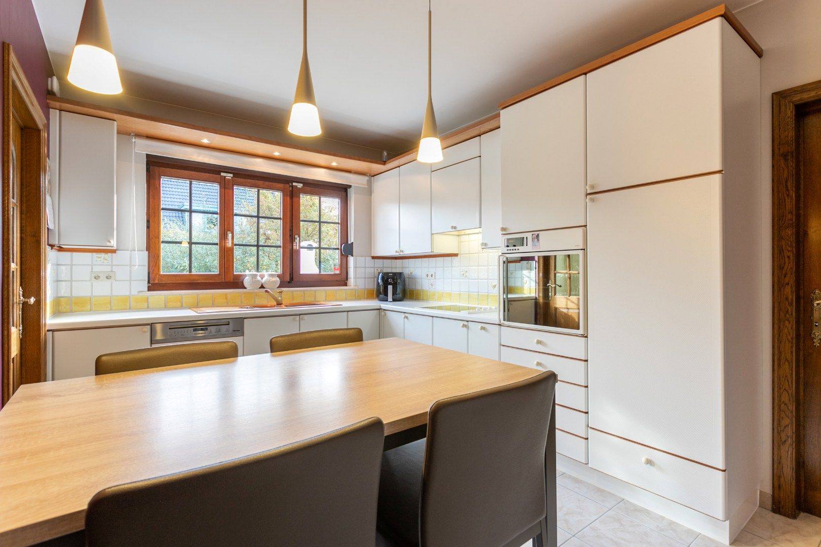 Charmante instapklare woning met 3 SLPKS, tuin & garage foto 9