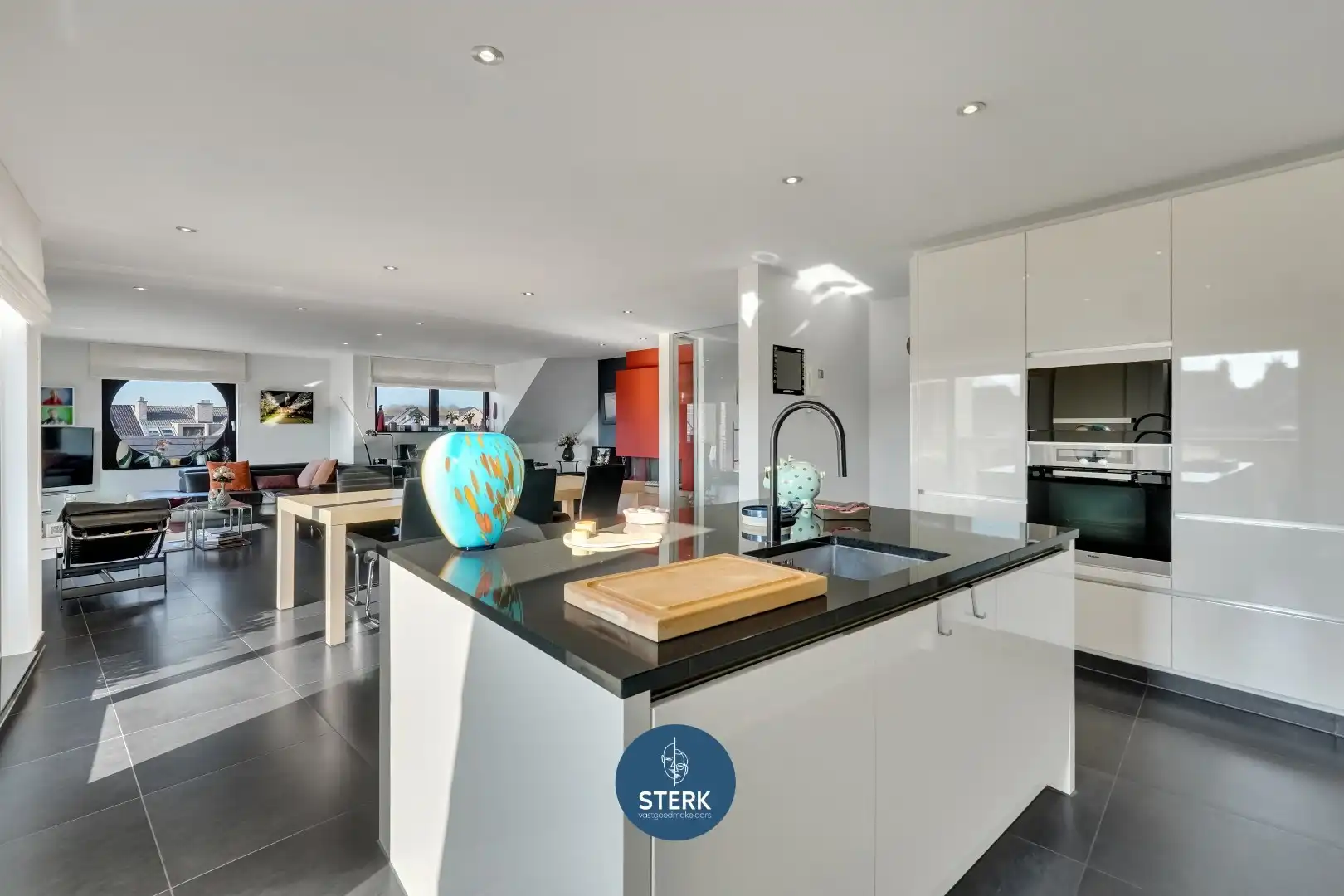 RIANTE DUPLEX MET 5 SLPKS, 2 BADKAMERS EN DUBBELE GARAGE IN CENTRUM LANAKEN ! foto 11