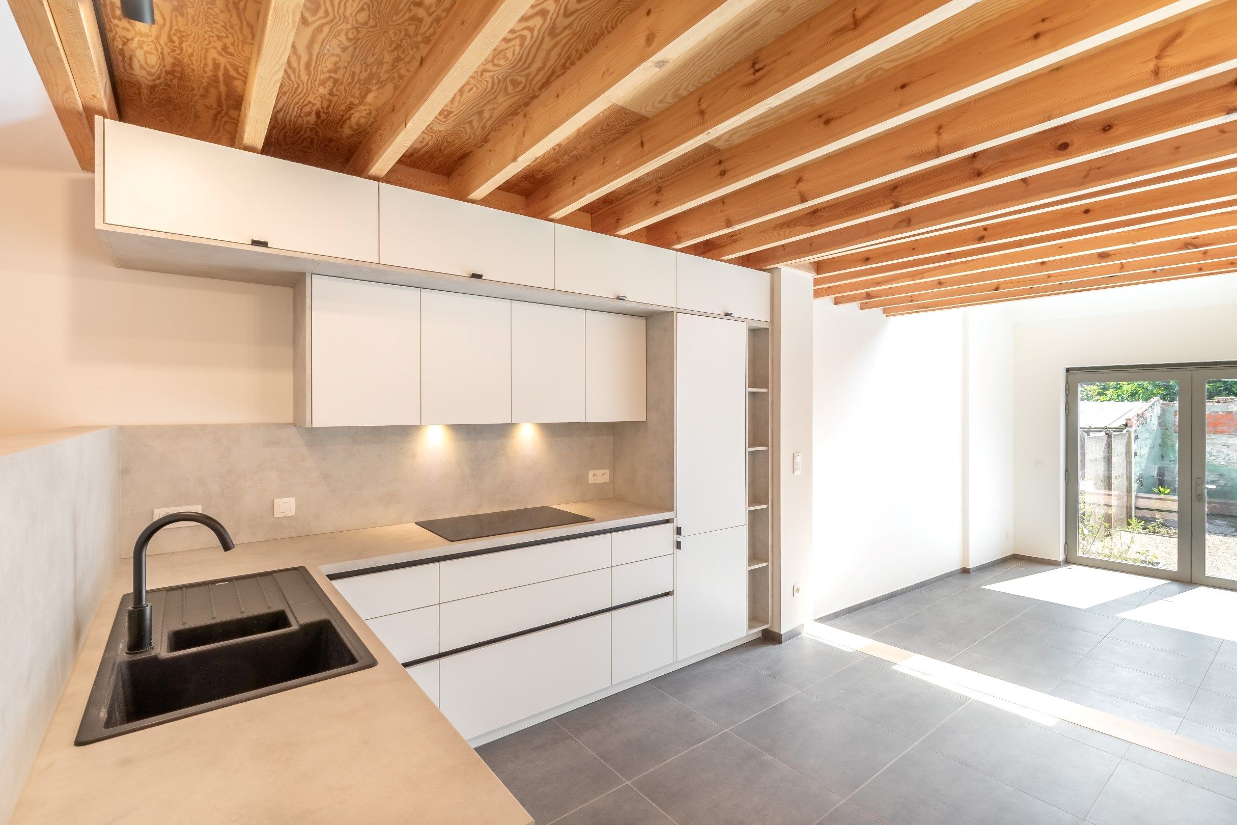 Volledig gerenoveerde woning met 2-slaapkamers. foto {{pictureIndex}}