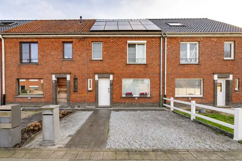 PERFECTE STARTERSWONING! Tot in de puntjes gerenoveerde woning nabij hartje Harelbeke! 🏡 foto 2