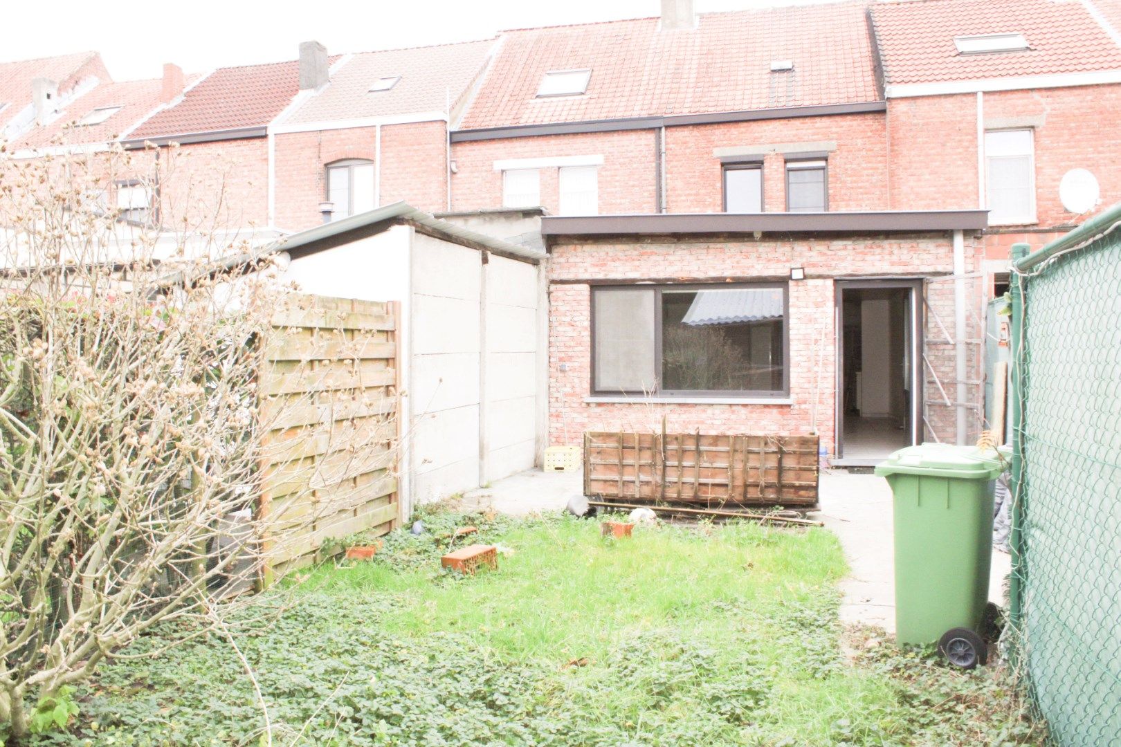 Te koop: Charmante starterswoning met grote tuin in het centrum van Sint-Niklaas! foto 2