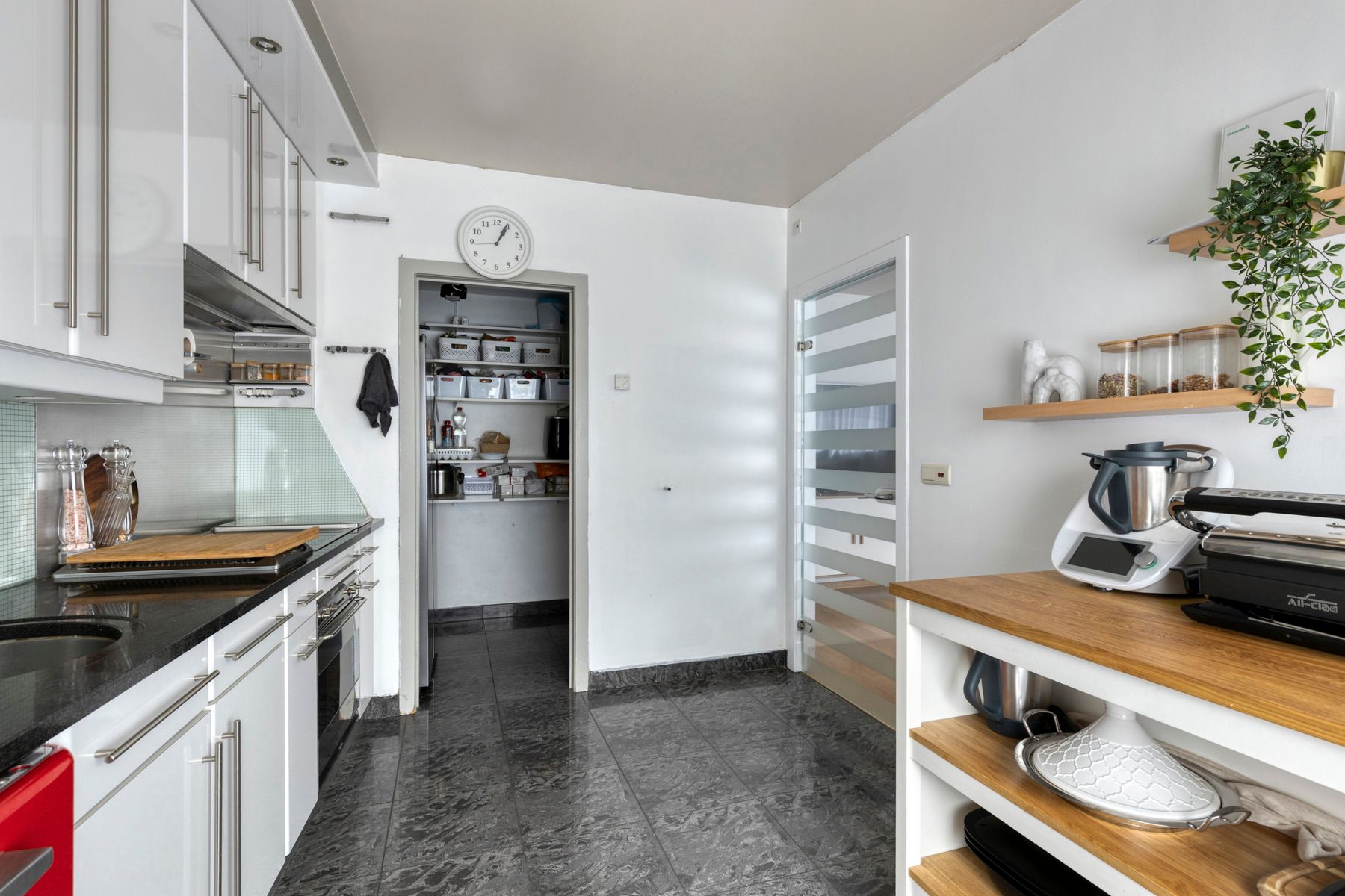 Licht en ruimte in dit appartement met tuin, inpandige garage en lift foto 5