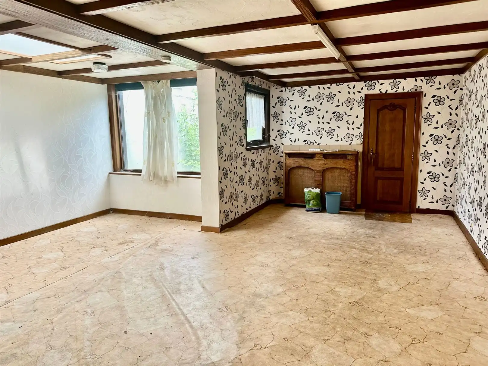 Te renoveren woning met garage foto 3