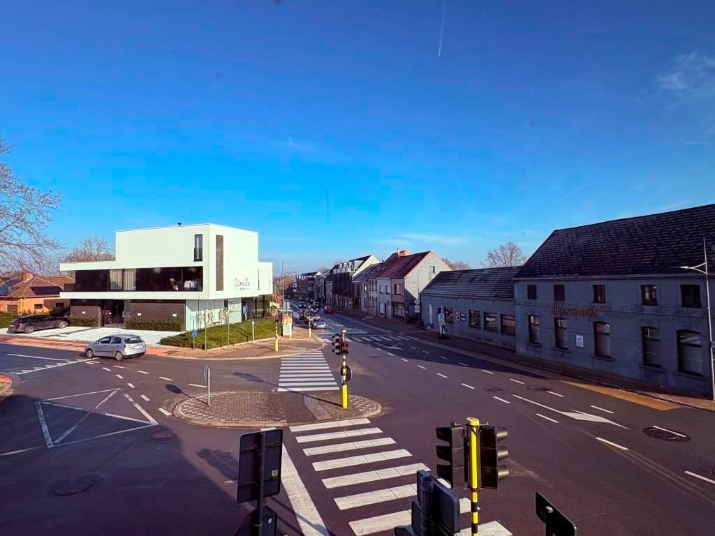 Duurzaam en sterk visueel gelegen gebouw met kantoren, een groot appartement en 3 standplaatsen. foto 13