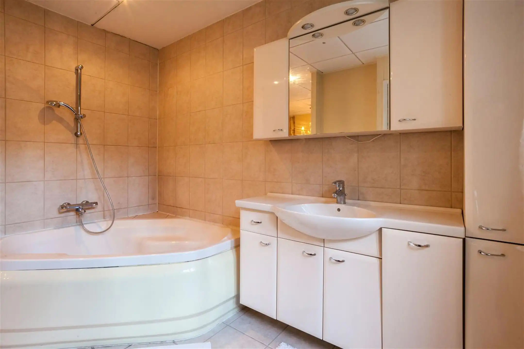 Kantoorgebouw met mogelijkheid tot woongelegenheid foto 16