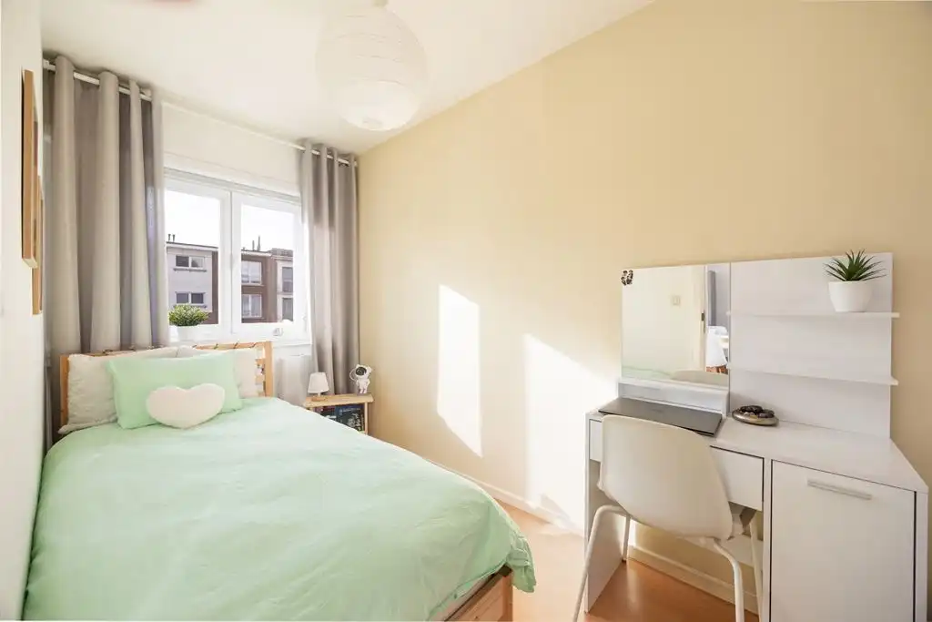 Instapklaar appartement met terras nabij Rivierenhof foto 3